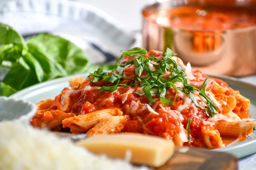 What's the difference between arrabiata and marinara sauce?
